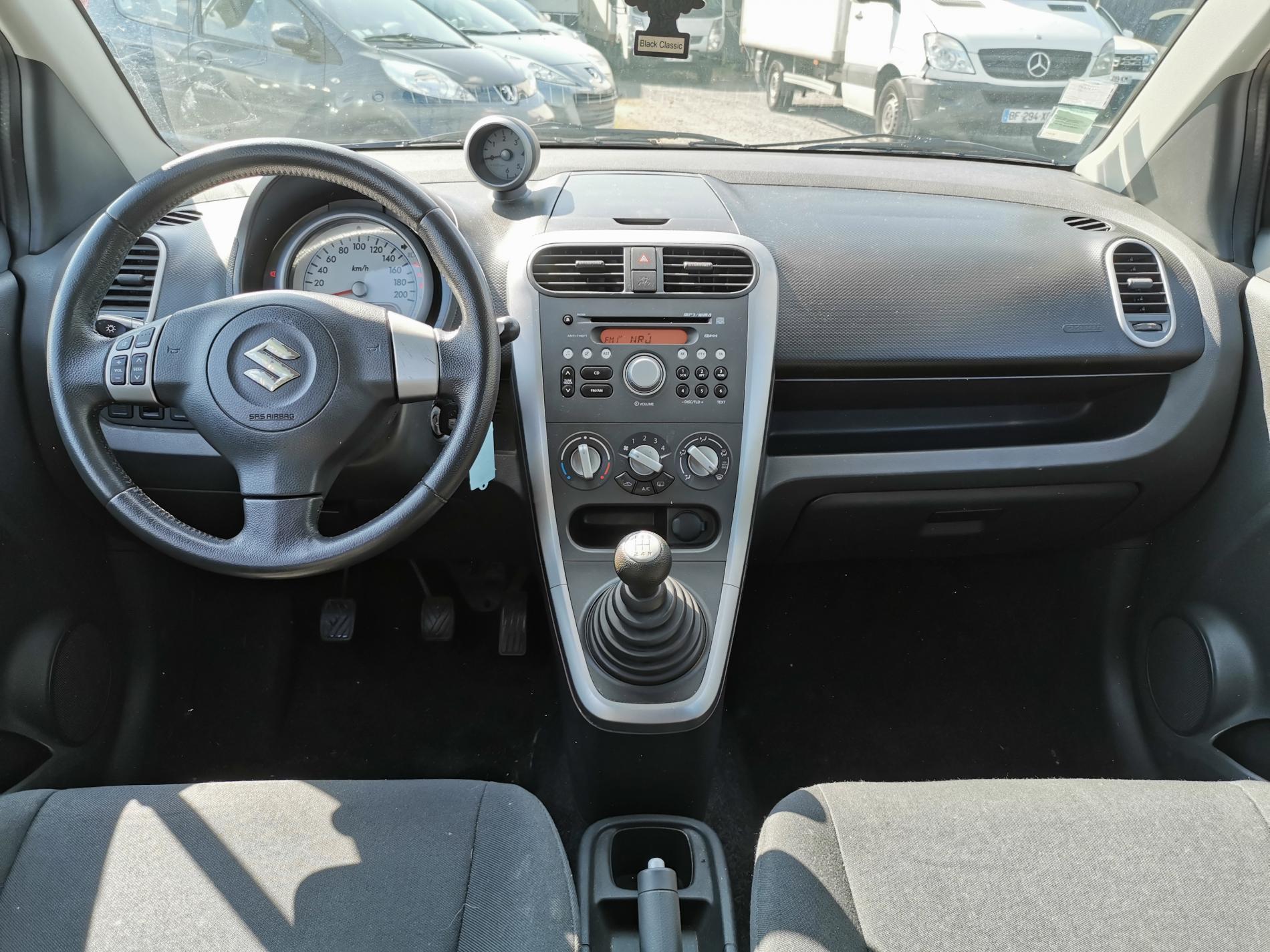 Suzuki splash салон